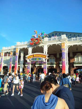 東京ディズニーランド入り口.JPG